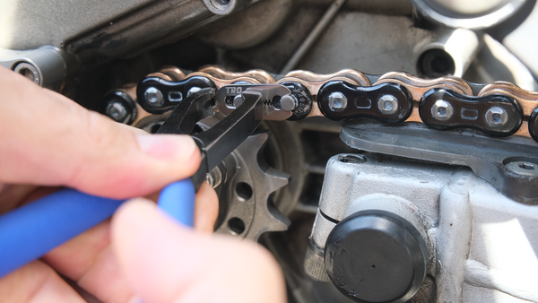 Load image into Gallery viewer, Titanium "Jaws" 520 Master Link Clip (Gold Tiodize Available Only)